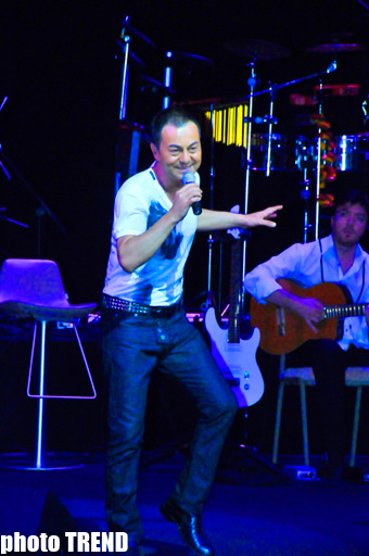 "Романтичный принц поп-музыки" Сердар Ортадж выступил с концертом в Баку (фотосессия)