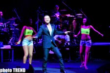 "Романтичный принц поп-музыки" Сердар Ортадж выступил с концертом в Баку (фотосессия)