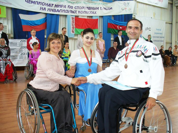 Человек, который не может ходить, но парит в облаках: фильм об уникальном азербайджанце (ФОТО)