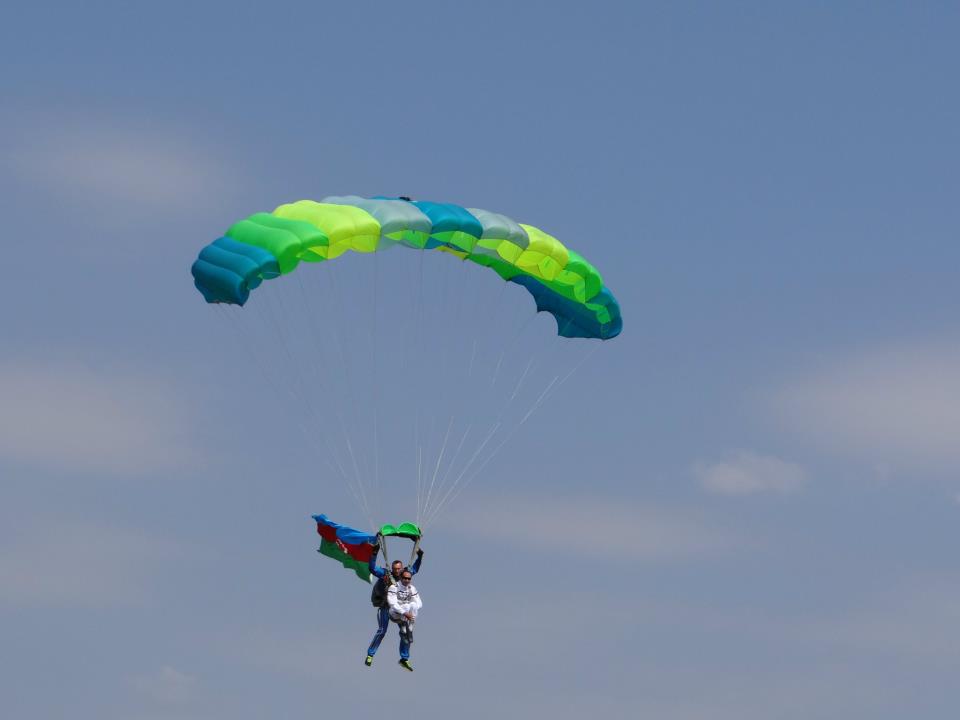 Кямал Мамедов с азербайджанским флагом покорит небо Киева с "Мисс Украиной": "Красота безгранична!" (фото)