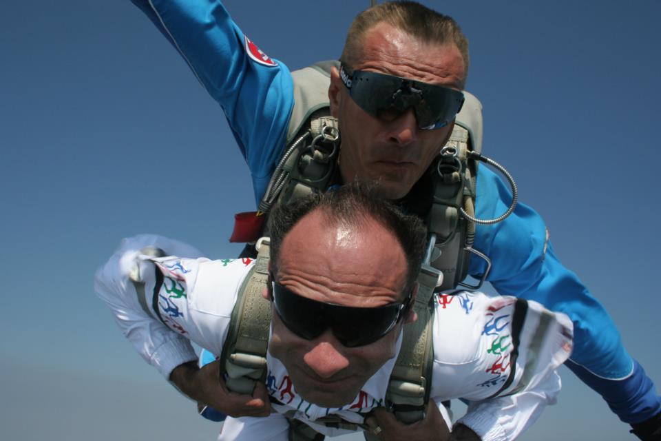 Человек, который не может ходить, но парит в облаках: фильм об уникальном азербайджанце (ФОТО)