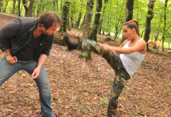 В Азербайджане снят триллер "Пойми меня" - героиня в образе Анджелины Джоли и Милы Йовович (фотосессия)