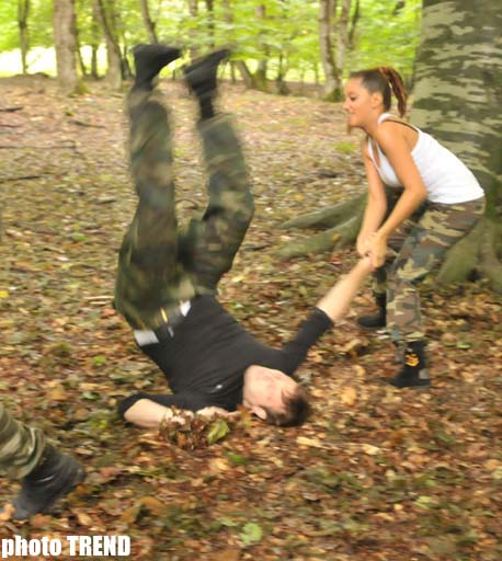 В Азербайджане снят триллер "Пойми меня" - героиня в образе Анджелины Джоли и Милы Йовович (фотосессия)