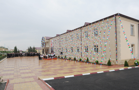 Президент Ильхам Алиев принял участие в открытии в Шеки нового поселка для 423 семей вынужденных переселенцев (ФОТО)