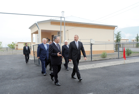 Президент Ильхам Алиев принял участие в открытии в Шеки нового поселка для 423 семей вынужденных переселенцев (ФОТО)