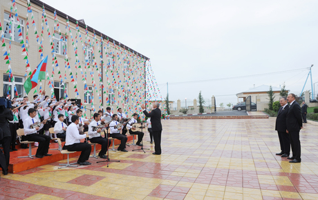 Президент Ильхам Алиев принял участие в открытии в Шеки нового поселка для 423 семей вынужденных переселенцев (ФОТО)