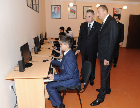 Президент Ильхам Алиев принял участие в открытии в Шеки нового поселка для 423 семей вынужденных переселенцев (ФОТО)