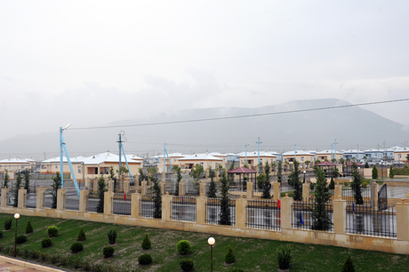 Президент Ильхам Алиев принял участие в открытии в Шеки нового поселка для 423 семей вынужденных переселенцев (ФОТО)