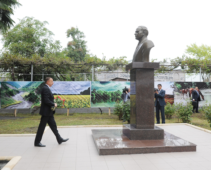 Президент Азербайджана принял участие в церемонии закладки фундамента нового здания Бехметлинской сельской средней школы (ФОТО)