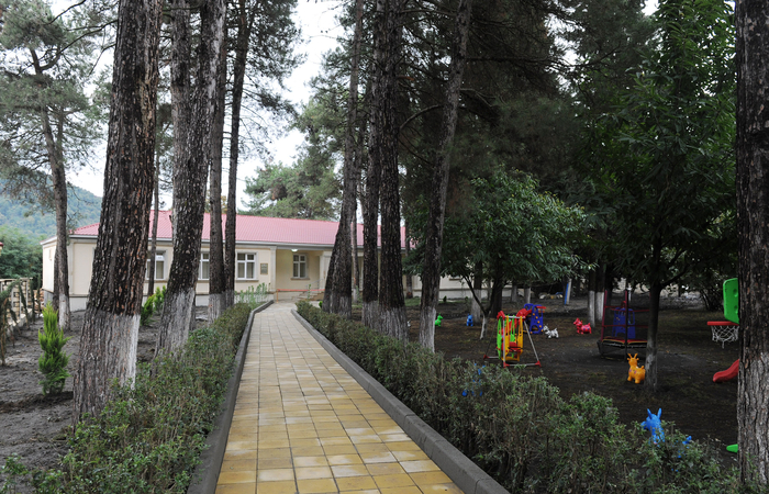 Президент Ильхам Алиев принял участие в открытии детского сада в селе Гезбарах (ФОТО)