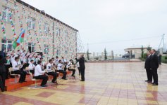 Президент Ильхам Алиев принял участие в открытии в Шеки нового поселка для 423 семей вынужденных переселенцев (ФОТО)