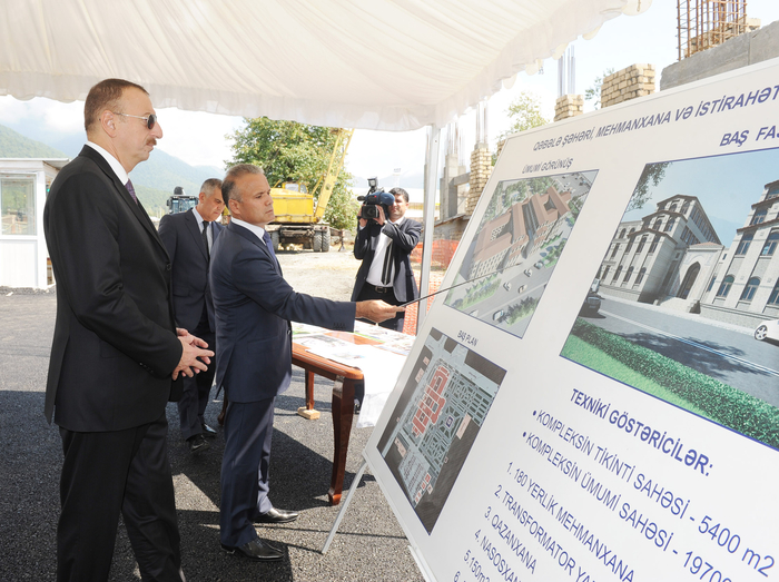 Президент Азербайджана ознакомился с ходом строительства отельного комплекса "Карван-сарай" в Габале (ФОТО)