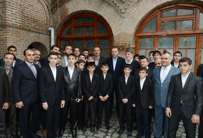 Президент Азербайджана и премьер Турции посетили Джума-мечеть в Шеки (ФОТО)