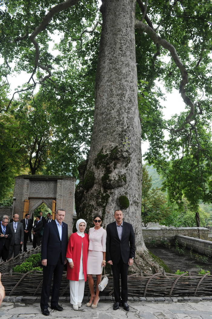 Президент Азербайджана и премьер-министр Турции ознакомились с Дворцом шекинских ханов (ФОТО)
