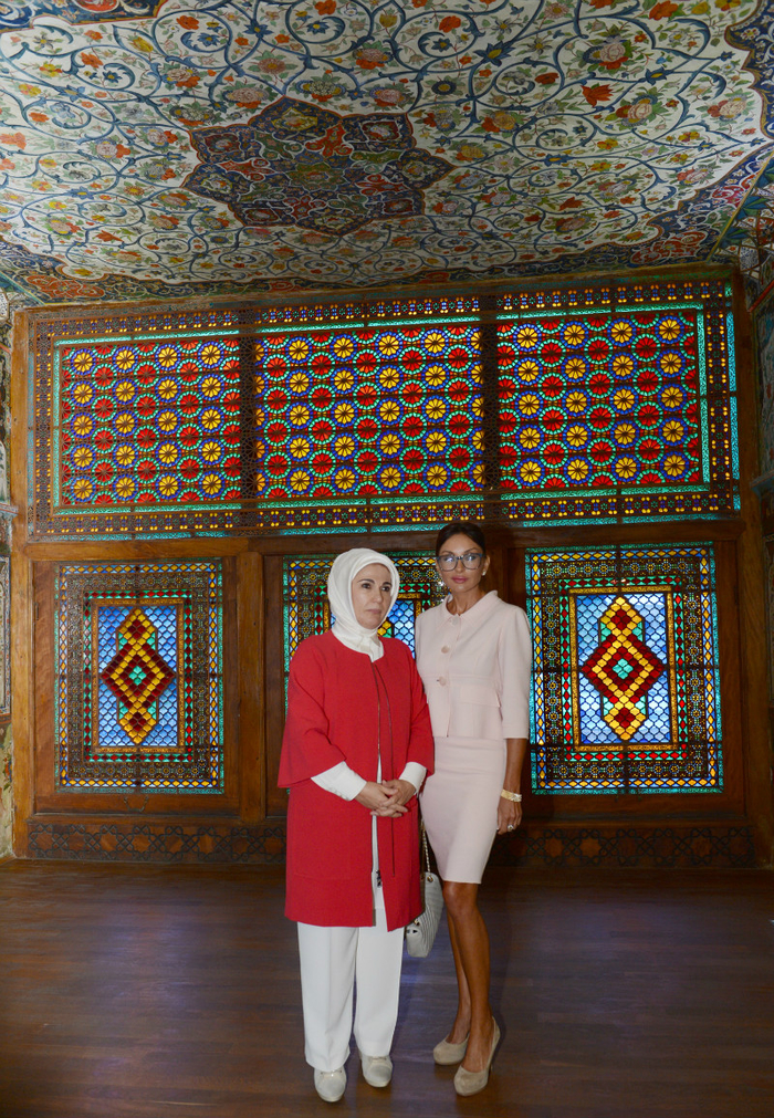 Президент Азербайджана и премьер-министр Турции ознакомились с Дворцом шекинских ханов (ФОТО)