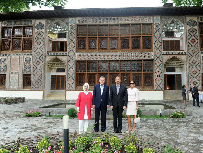 Президент Азербайджана и премьер-министр Турции ознакомились с Дворцом шекинских ханов (ФОТО)