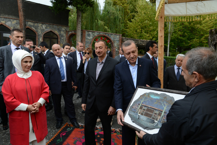 Президент Азербайджана и премьер-министр Турции ознакомились с Дворцом шекинских ханов (ФОТО)