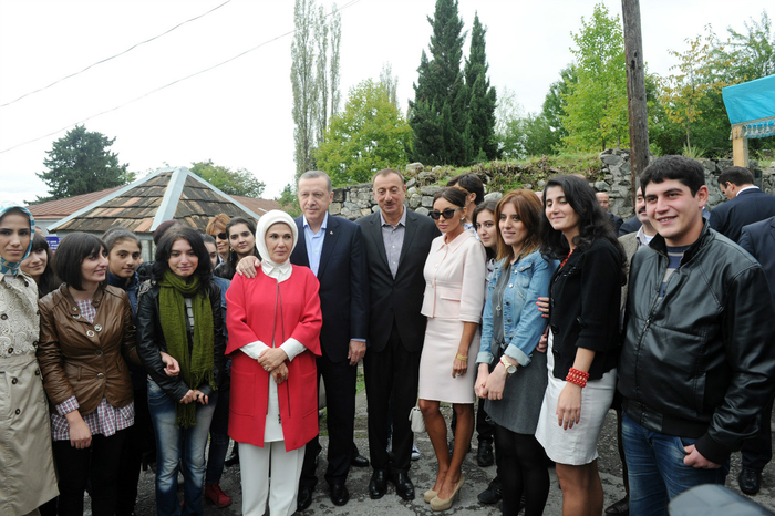 Президент Азербайджана и премьер-министр Турции ознакомились с Дворцом шекинских ханов (ФОТО)