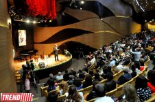 В Баку отметили 180-летие великой поэтессы Хуршидбану Натаван (фотосессия)