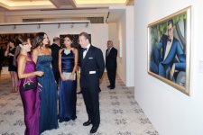 Первая леди Азербайджана приняла участие в церемонии открытия первой выставки  «Christie’s» в Баку (ФОТО)