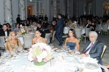 Первая леди Азербайджана приняла участие в церемонии открытия первой выставки  «Christie’s» в Баку (ФОТО)