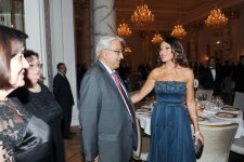 Первая леди Азербайджана приняла участие в церемонии открытия первой выставки  «Christie’s» в Баку (ФОТО)