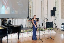 Первая леди Азербайджана приняла участие в церемонии открытия первой выставки  «Christie’s» в Баку (ФОТО)