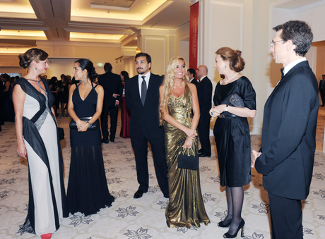 Первая леди Азербайджана приняла участие в церемонии открытия первой выставки  «Christie’s» в Баку (ФОТО)