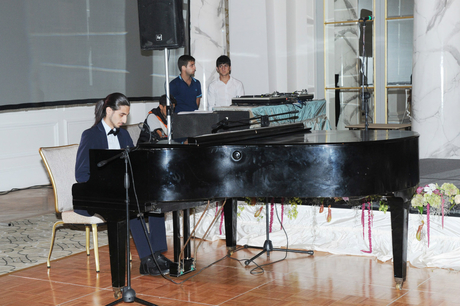 Первая леди Азербайджана приняла участие в церемонии открытия первой выставки  «Christie’s» в Баку (ФОТО)