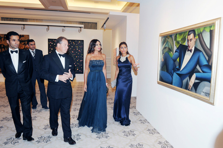 Первая леди Азербайджана приняла участие в церемонии открытия первой выставки  «Christie’s» в Баку (ФОТО)