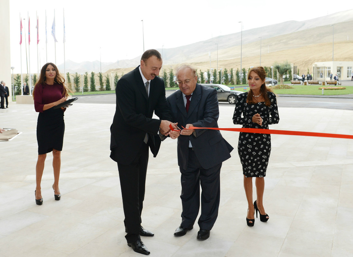 Президент Азербайджана и его супруга приняли участие в открытии нового учебного комплекса Бакинского филиала МГУ им. М.В.Ломоносова (ФОТО)