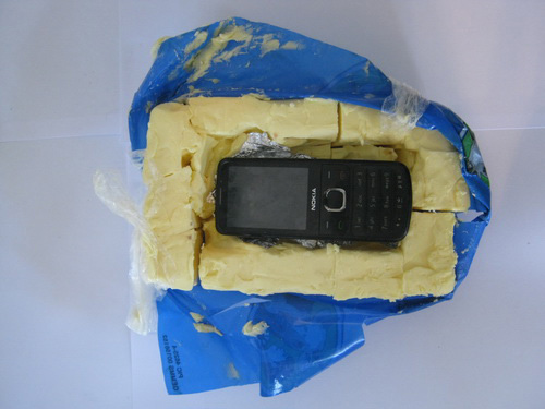 В Азербайджане пресечена попытка передачи в исправительное учреждение мобильных телефонов (ФОТО)