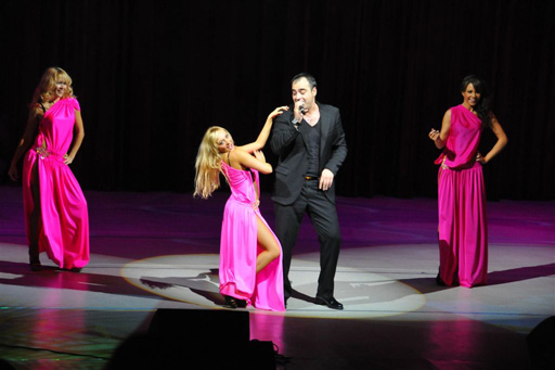 В Баку певец-полиглот и "Show Fusion Ballet” представили яркое шоу - “Sarı gəlin” на гитаре (фото)