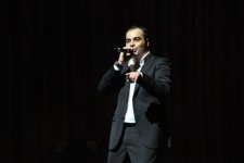 В Баку певец-полиглот и "Show Fusion Ballet” представили яркое шоу - “Sarı gəlin” на гитаре (фото)