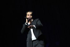 В Баку певец-полиглот и "Show Fusion Ballet” представили яркое шоу - “Sarı gəlin” на гитаре (фото)