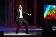 В Баку певец-полиглот и "Show Fusion Ballet” представили яркое шоу - “Sarı gəlin” на гитаре (фото)