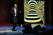 В Баку певец-полиглот и "Show Fusion Ballet” представили яркое шоу - “Sarı gəlin” на гитаре (фото)