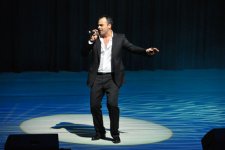 В Баку певец-полиглот и "Show Fusion Ballet” представили яркое шоу - “Sarı gəlin” на гитаре (фото)
