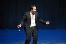 В Баку певец-полиглот и "Show Fusion Ballet” представили яркое шоу - “Sarı gəlin” на гитаре (фото)