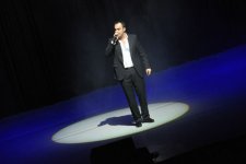 В Баку певец-полиглот и "Show Fusion Ballet” представили яркое шоу - “Sarı gəlin” на гитаре (фото)