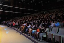 В Баку певец-полиглот и "Show Fusion Ballet” представили яркое шоу - “Sarı gəlin” на гитаре (фото)