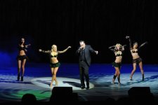 В Баку певец-полиглот и "Show Fusion Ballet” представили яркое шоу - “Sarı gəlin” на гитаре (фото)