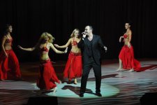 В Баку певец-полиглот и "Show Fusion Ballet” представили яркое шоу - “Sarı gəlin” на гитаре (фото)