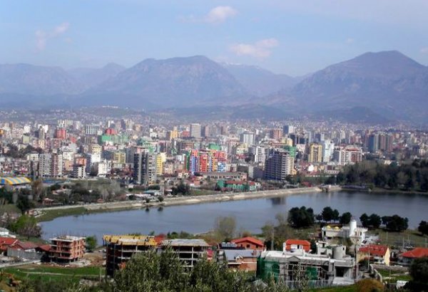 В столице Албании в результате отравления на митинге оппозиции пострадали более 70 человек