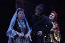 Новая форма работы Бакинской русдрамы вызвала большой интерес в соцсетях (ФОТО)