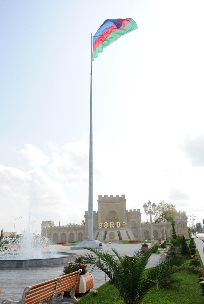 Ильхам Алиев посетил Площадь Флага в Барде (ФОТО)