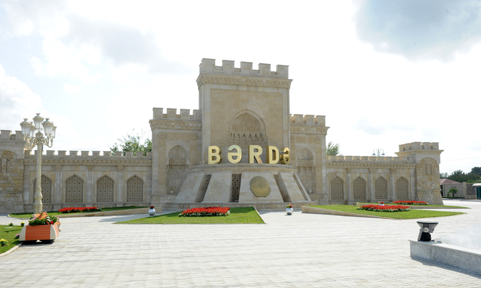 Ильхам Алиев посетил Площадь Флага в Барде (ФОТО)