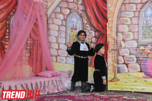 В Баку состоялся детский праздник, посвященный творчеству Шарля Перро (фотосессия)