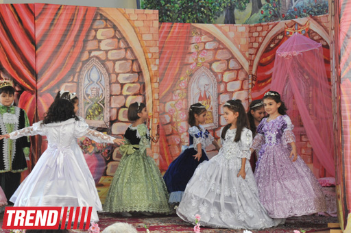 В Баку состоялся детский праздник, посвященный творчеству Шарля Перро (фотосессия)