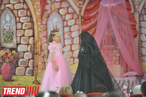 В Баку состоялся детский праздник, посвященный творчеству Шарля Перро (фотосессия)